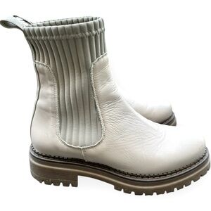 Light tan/ivory boots